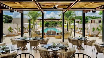 2 bares o lounges, bar en la alberca, bar junto a la alberca