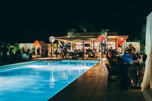2 bars/lounges, swim-up bar, poolside bar