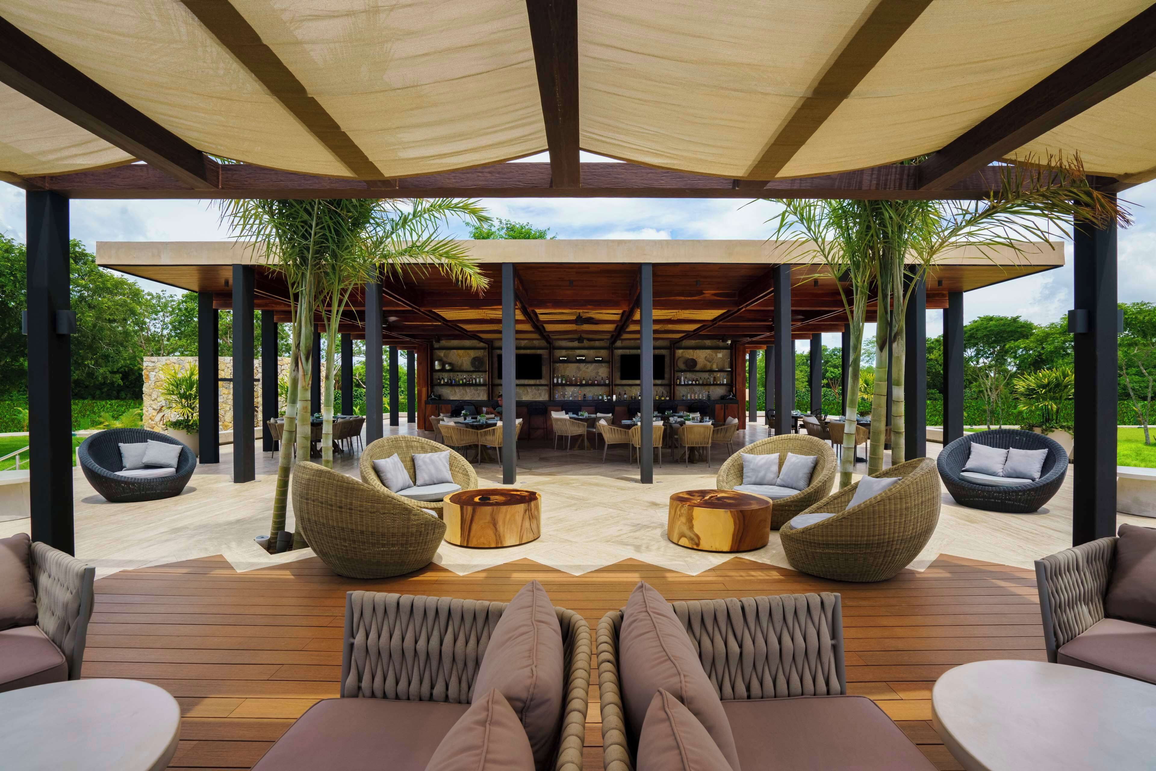 2 bars/lounges, swim-up bar, poolside bar