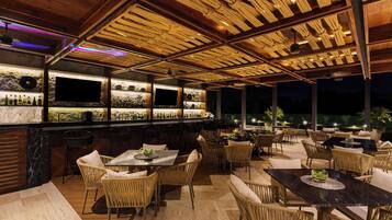 2 bars/lounges, swim-up bar, poolside bar