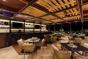 2 bars/lounges, swim-up bar, poolside bar