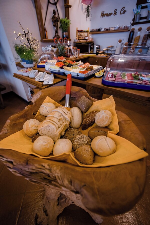 Petit déjeuner buffet (15 EUR par personne)