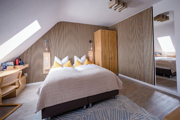 Standard-Doppelzimmer | Allergikerbettwaren, Zimmersafe, Schreibtisch, Bügeleisen/Bügelbrett