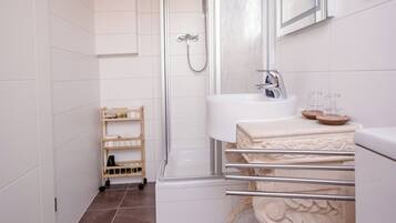 Standard Double Room | Bathroom | Hair dryer, towels, soap, shampoo