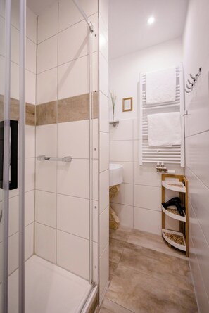 Standard Double Room | Bathroom | Hair dryer, towels, soap, shampoo - Franconia City (Nuremberg)