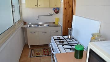 Fridge, oven, stovetop, coffee/tea maker