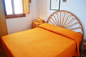 2 habitaciones y tabla de planchar con plancha 