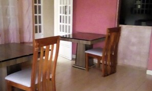 朝食、ランチ、ディナーに営業 (郷土料理)