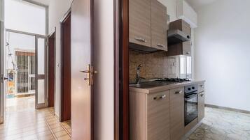 Fridge, oven, stovetop, coffee/tea maker