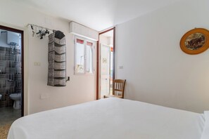 4 عدّة غرف نوم وملاءات أسرّة