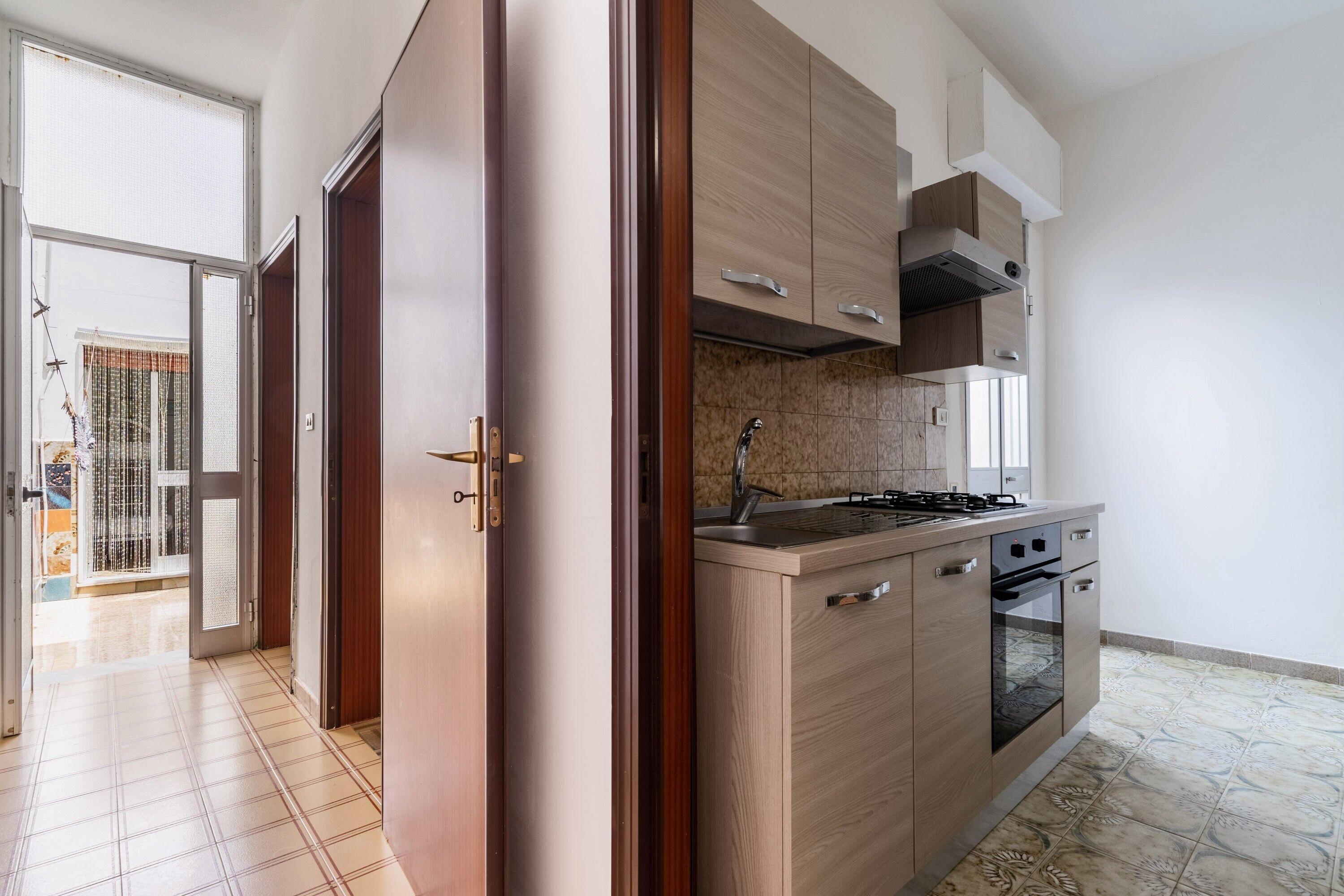 Fridge, oven, stovetop, coffee/tea maker