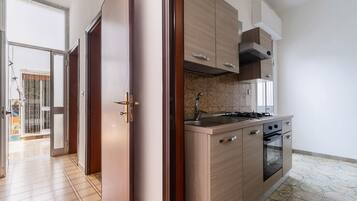 Fridge, oven, stovetop, coffee/tea maker