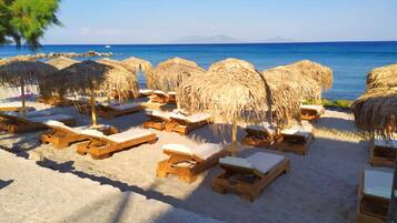 Privéstrand vlakbij, wit zand, ligstoelen, parasols