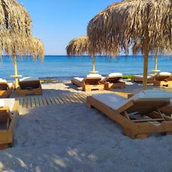 Privatstrand in der Nähe, weißer Sandstrand, Liegestühle, Sonnenschirme