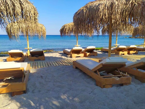 Private beach nearby, white sand, sun loungers, beach umbrellas - Silver Beach Hotel (Kos)