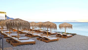 Playa privada en los alrededores, playa de arena blanca y camastros