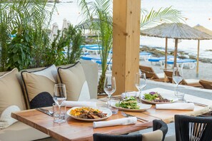 يتم تقديم الإفطار والغداء والعشاء 