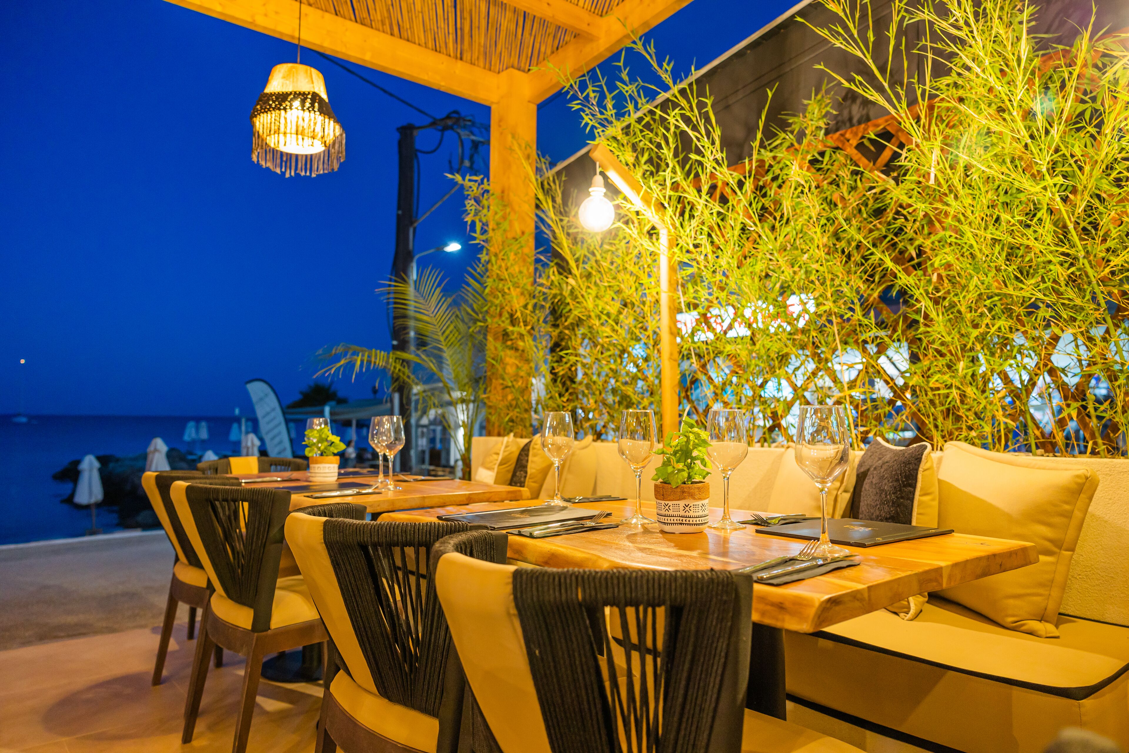 Breakfast, lunch and dinner served