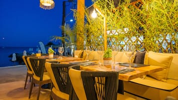 Breakfast, lunch and dinner served