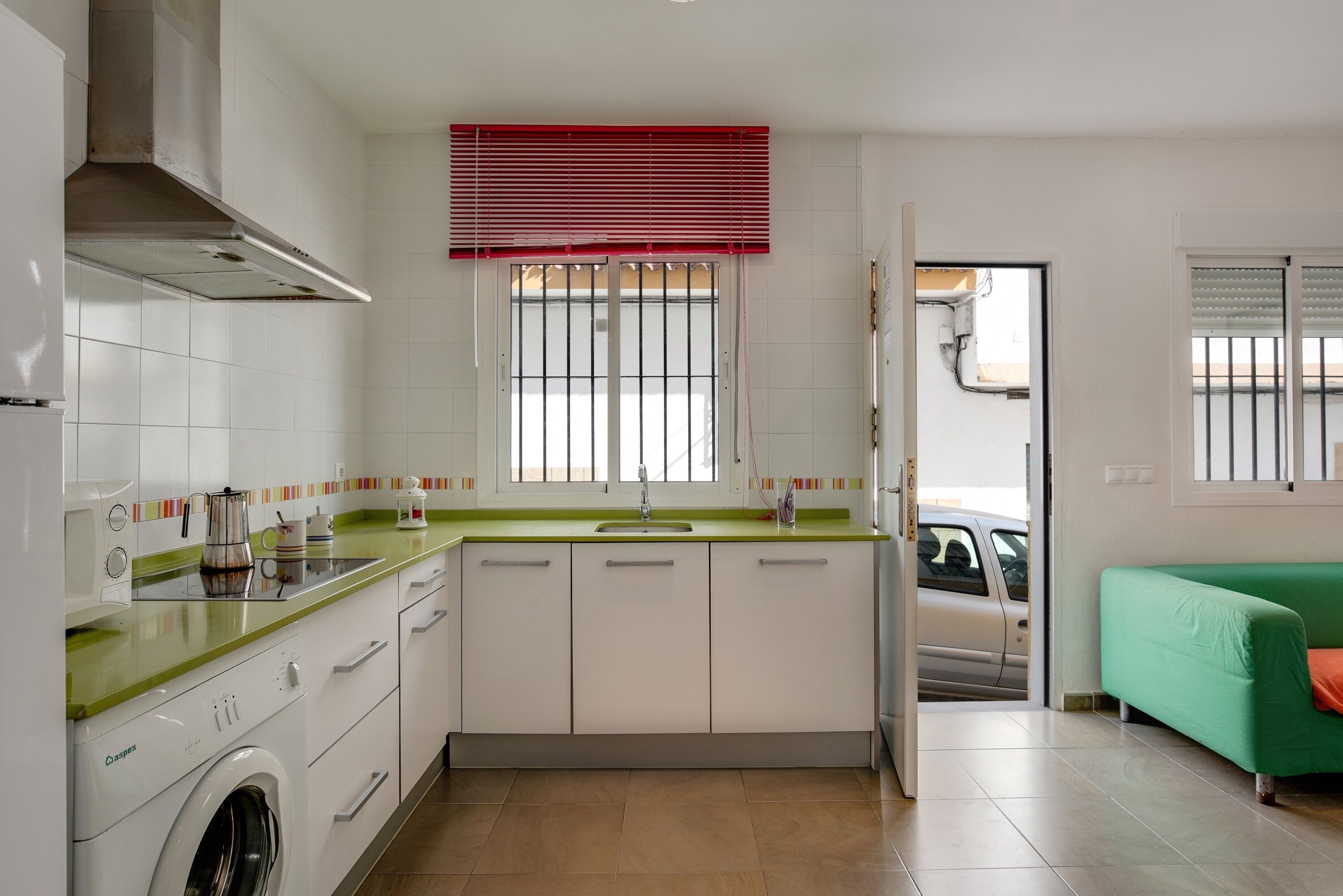 Een koelkast, een magnetron, een kookplaat