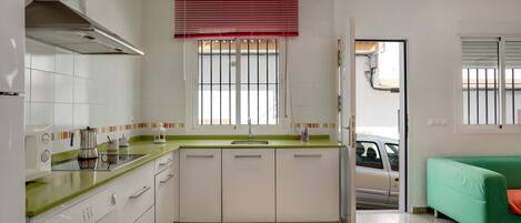 Kjøleskap, mikrobølgeovn, kokeplater og kaffetrakter/tekoker