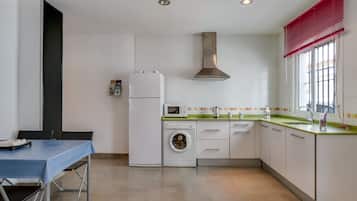 Kühlschrank, Mikrowelle, Herdplatte, Wasserkocher mit Kaffee-/Teezubehör