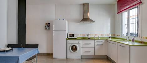 Frigorifero, microonde, piano cottura, macchina per tè/caffè