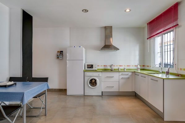 Kühlschrank, Mikrowelle, Herdplatte, Wasserkocher mit Kaffee-/Teezubehör