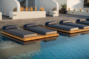 Seasonal outdoor pool - Volcanic Arc Suites (Santorini)