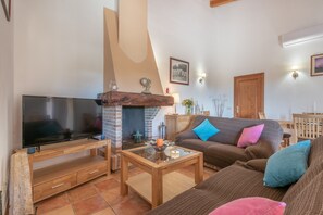 Una televisión, una chimenea, una mesa de tenis de mesa