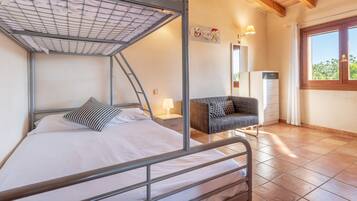 3 slaapkamers, een strijkplank/strijkijzer, gratis wifi, beddengoed