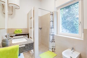 Shower, hair dryer, towels - Fantastic Old Building Apartment "Daniela" in Central Location with Wi-Fi (Meran)
