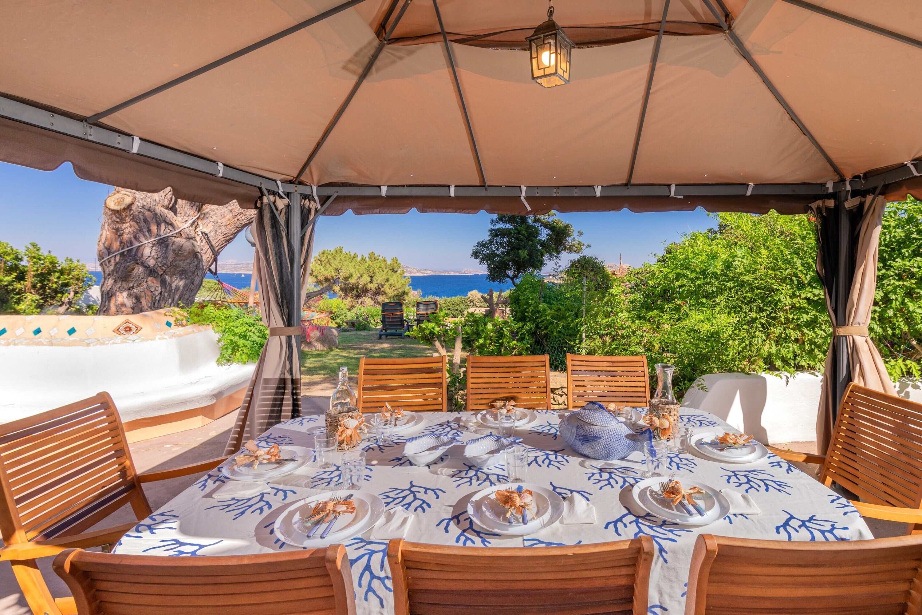 屋外ダイニングエリア