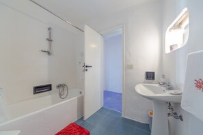 Badekar, hårtørrer, håndklæder