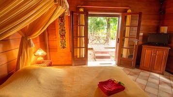 Bungalow (ALAMANDA) | Soundproofing, iron/ironing board, free WiFi, bed sheets