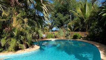 Piscina all'aperto, lettini