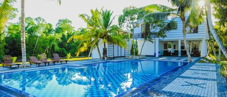 Außenpool, Sonnenschirme, Liegestühle