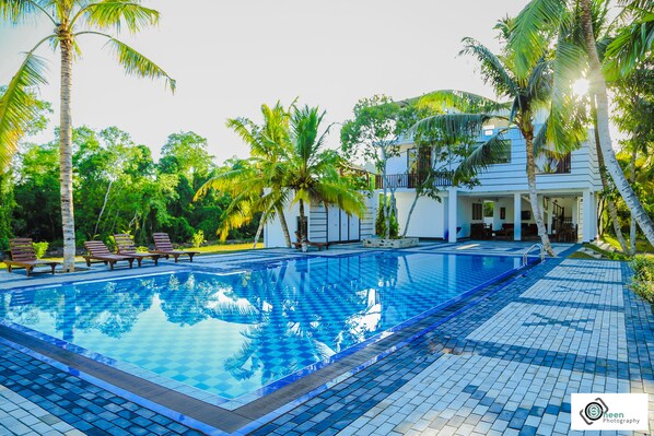 Outdoor pool, pool umbrellas, sun loungers - Shades Resort and Villa (Matara)