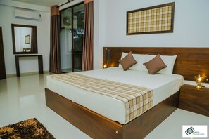 Individually decorated, individually furnished, desk, laptop workspace - Shades Resort and Villa (Matara)