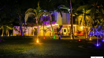 Fachada da propriedade à noite
