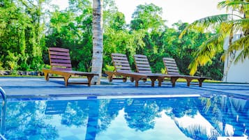 Piscina externa, guarda-sóis, espreguiçadeiras