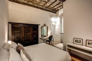 2 habitaciones, caja de seguridad en la habitación y escritorio