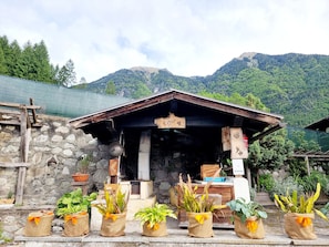 Un bâtiment rustique avec un mur en pierre, des poutres en bois et une enseigne sur laquelle on peut lire « ESTINTORE ».