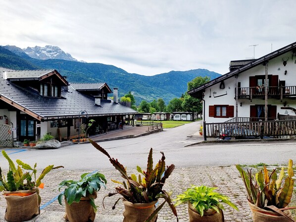Property grounds - Beautiful 'Adamello 13' Apartment with Wi-Fi (Pinzolo)