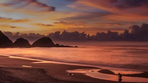 Beach nearby, white sand, beach umbrellas, beach towels - Namaste Zipolite Suites (San Pedro Pochutla)