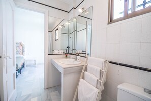 Ducha, secador de pelo y toallas
