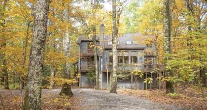 Fully stocked home steps from Appalachian Trail and Blue Ridge Parkway!