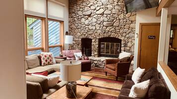 Smart TV, caminetto, lettore DVD