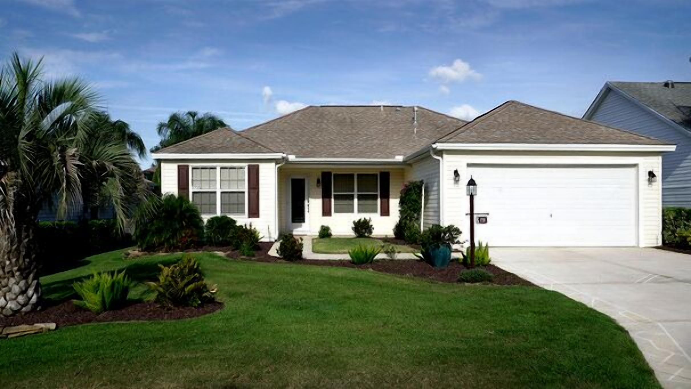 CLOSE TO LAKE SUMTER SQUARE! Sm Dog Friendly, GAS GOLF CART & BBQ Included!