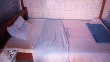 Single Room | Desk, blackout curtains, free WiFi, bed sheets
